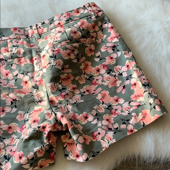 White House Black Market | floral the 5” short - Picture 7 of 13